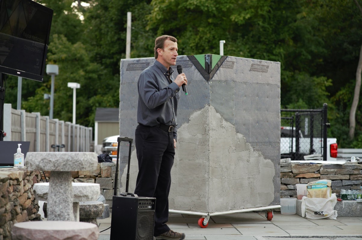 グレーの石材(GRANITE){約2.5トン(2500KG)} Swenson Granite Works Debuts Woodbury Gray Granite Thin Veneer